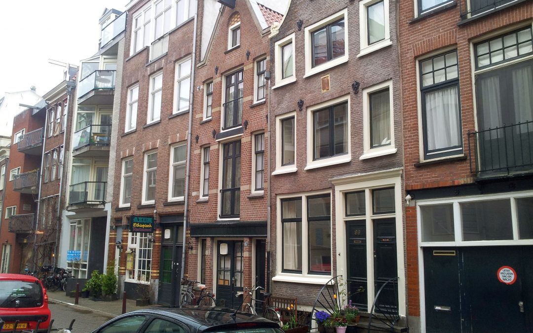 Inmeten woningen Amsterdam